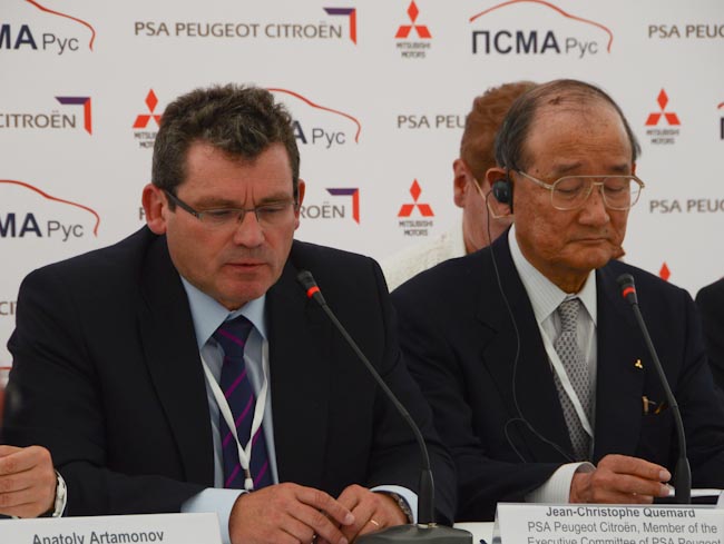 Вице-президент по развитию программ и член исполнительного комитета PSA SA Peugeot Citroën Жана-Кристоф Кемар выступает на пресс-конференции