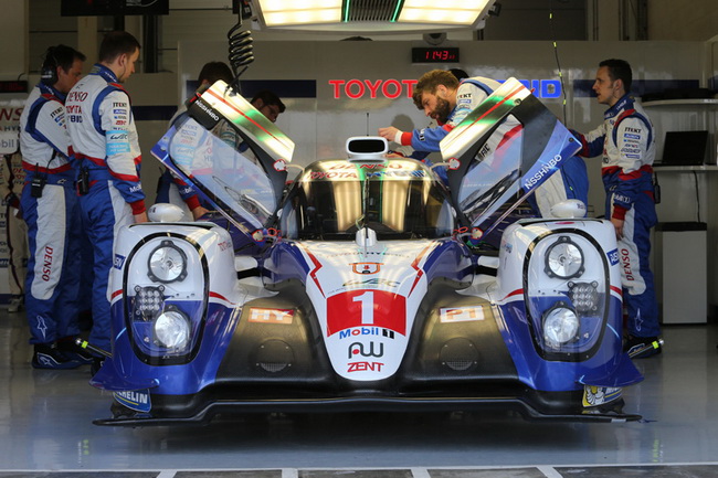   TS040 Hybrid      TOYOTA Racing    2014 .      ,   ,          .