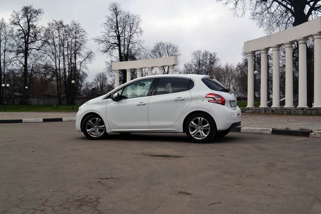 Peugeot 208 -  