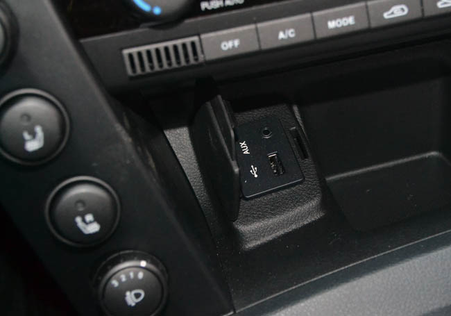  USB  AUX  SsangYong Actyon Sports 